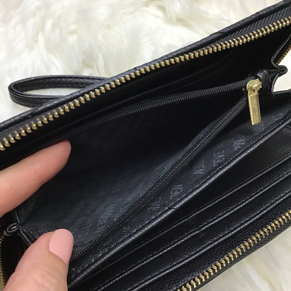 Steve Madden Wristlet Black Leather Card Cash Wallet S/M Quilted Pebbled Logo - Picture 8 of 10